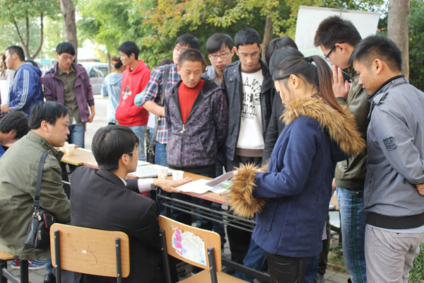 学院举办2013届毕业生首场招聘会