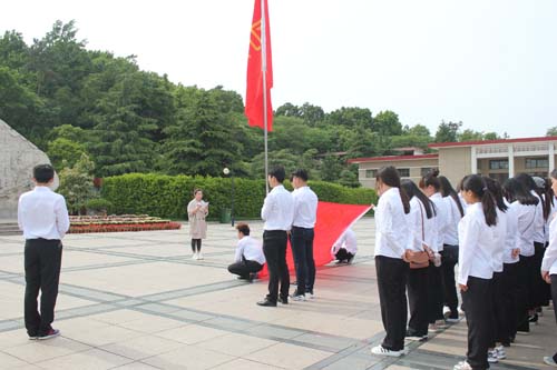 bw必威西汉姆联官网党总支开展“两学一做”弘扬‘五四’精神 重温入团誓词活动